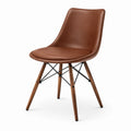 Sedia in pelle sintetica marrone con gambe in legno e metallo